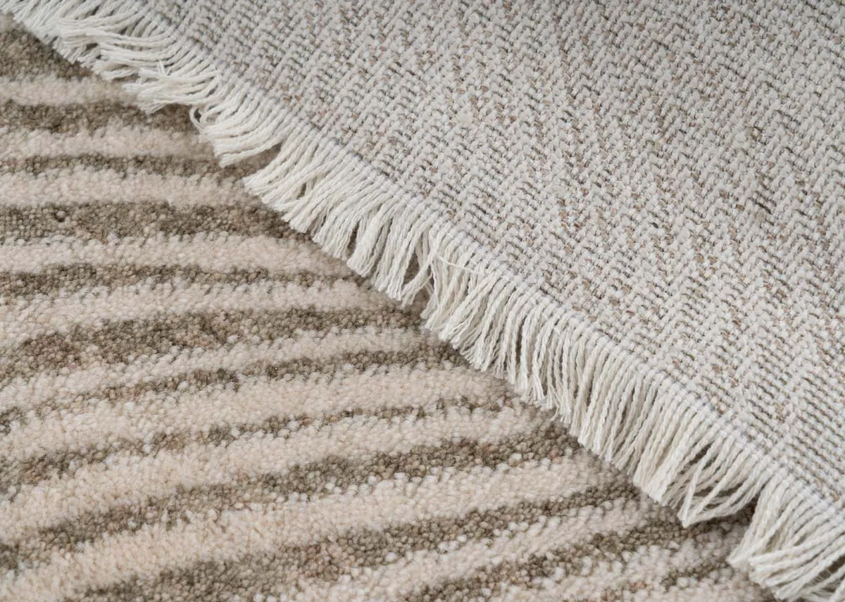 A dimension image of the Shell Rug with 120cm x 170cm