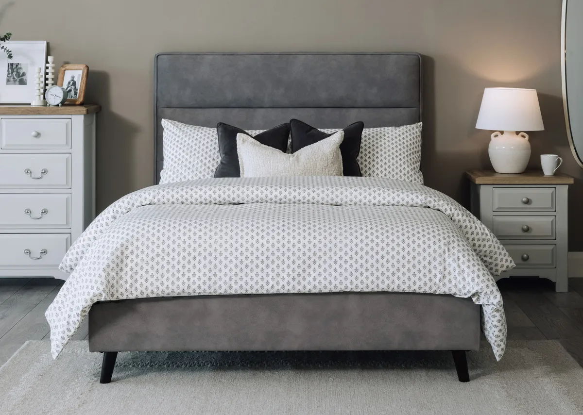 A dimension image of the Emma duvet set with King Size 220cm x 225cm