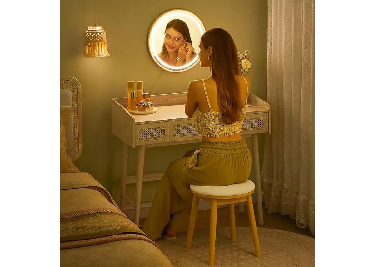 A dimension image of the Parisian Dressing Table with 90cm x 82cm