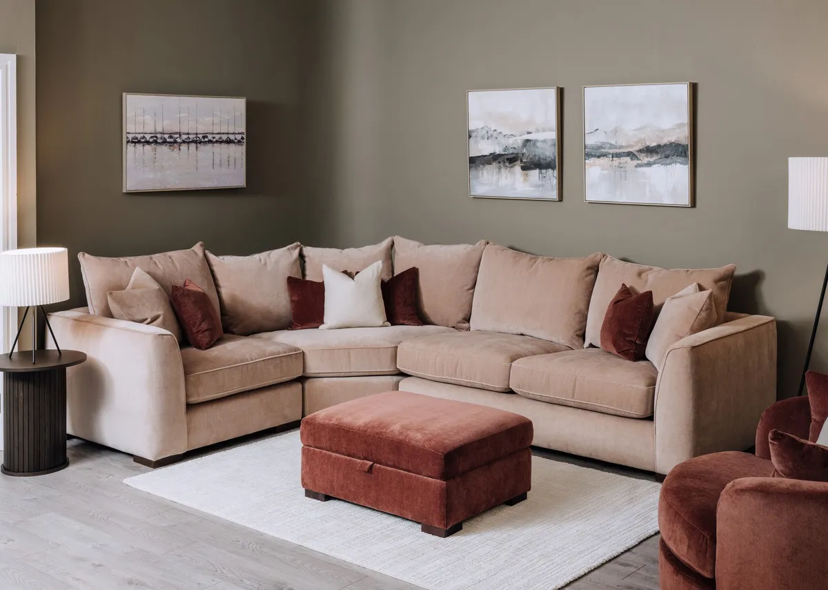 A dimension image of the Lucius footstool with 87cm x 98cm x 39cm