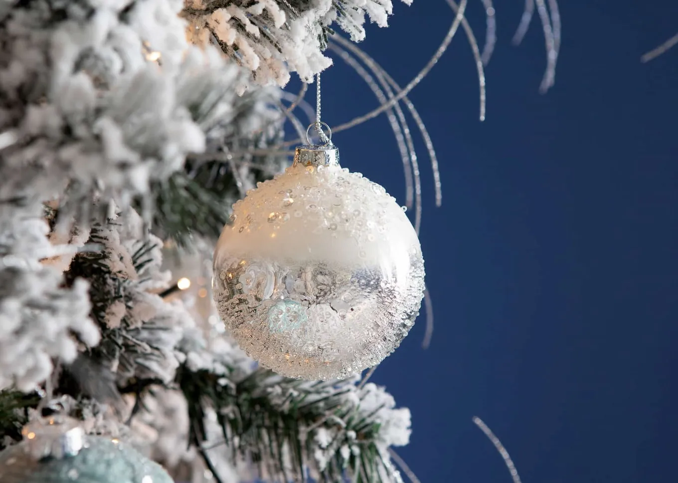 Set Of 4 White Silver Baubles - Joy to the World