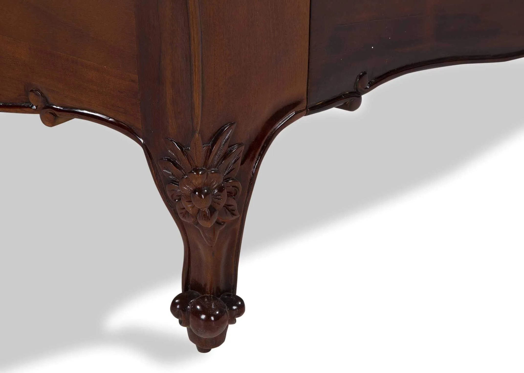 Detailed close-up of the Lyon super king size 6 ft mahogany wood and cream leather bedframe showing the detailed curved feet