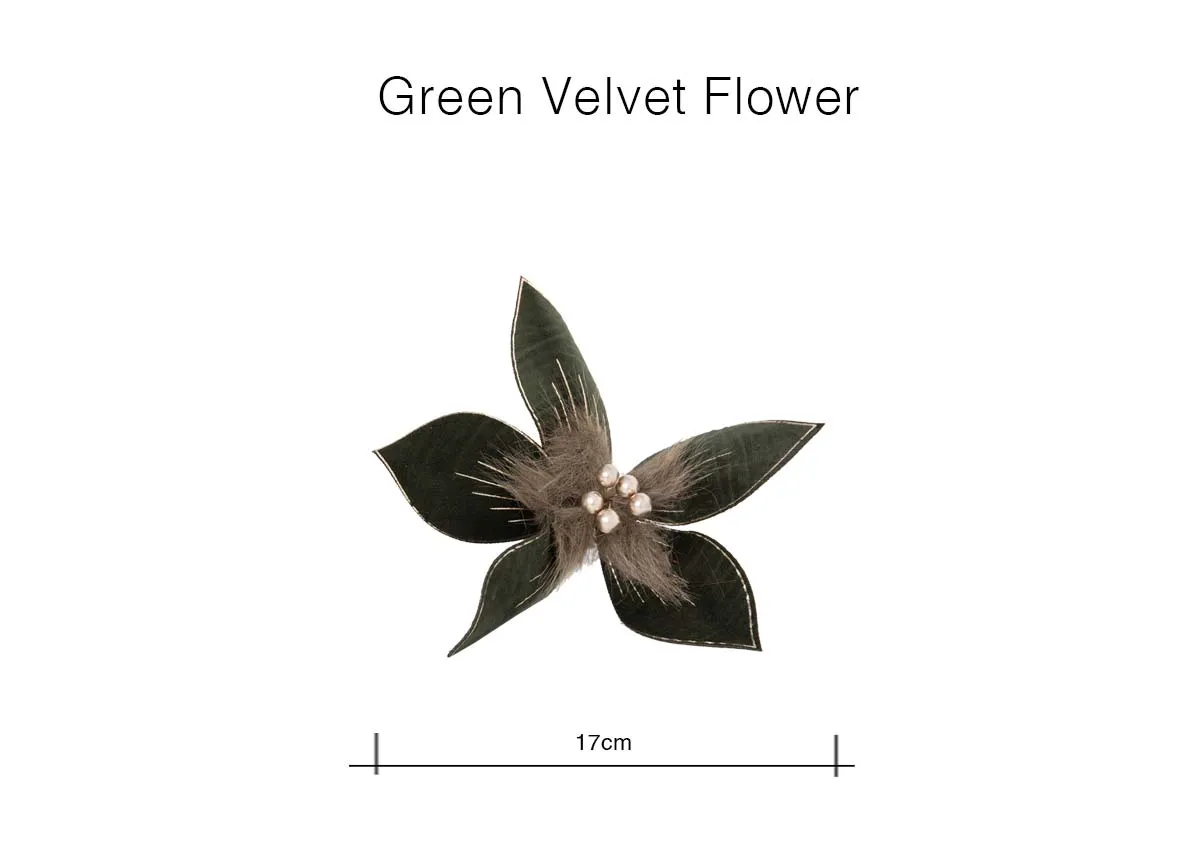A dimension image of the Green Flower Baubel with 17cm x 17cm