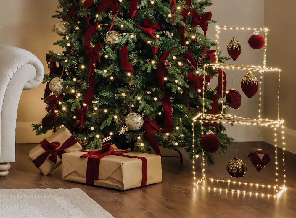 Decorate Your Christmas Tree Like The Pros - Expert Tips and Tricks