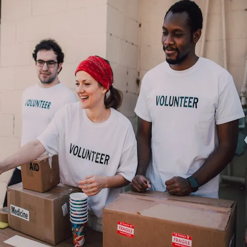 People volunteering.