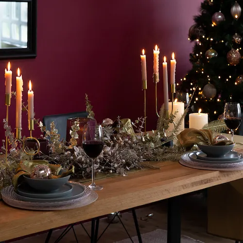 Pink Christmas table setting.